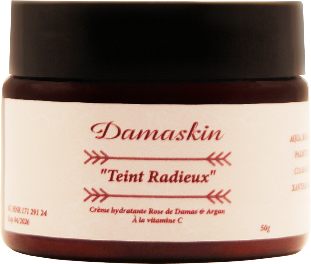 Teint Radieux — photographie du produit réel, dans un décor de pierre, d’eau et de pétales